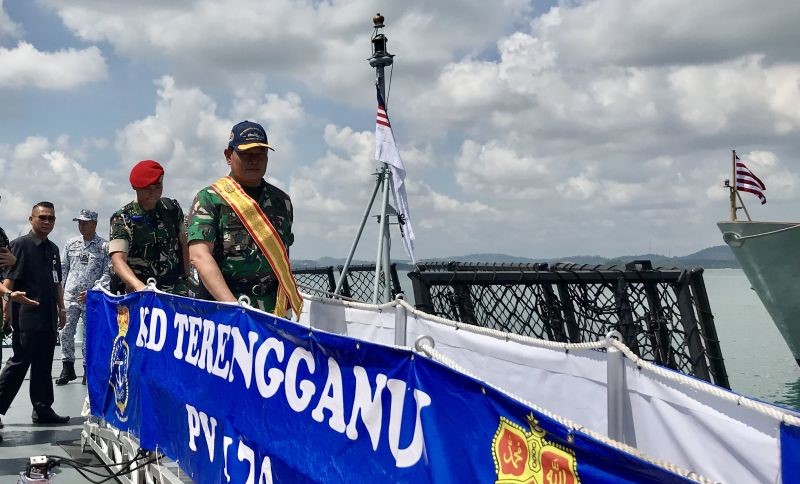 Panglima TNI Laksamana TNI Yudo Margono meninjau kesiapan kapal patroli Malaysia, KD Trengganu, selepas membuka latihan bersama ASEAN Solidarity Exercise Natuna (ASEX-01 N) 2023 di Dermaga Batu Ampar, Batam, Kepulauan Riau, Selasa (foto: gemapos/ antara)